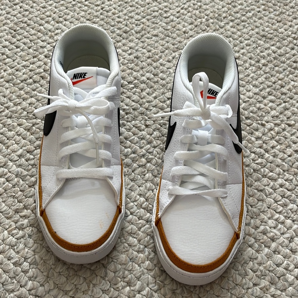 Nike comfort insole sneakers. WORN 1x. Outlet purchase. size 7.5mens/ (40.5)